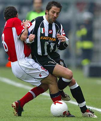 足球报：韩鹏是否继续执教泰山将取决于俱乐部的战略（足球报：韩鹏能否继续执掌泰山取决于俱乐部战略）