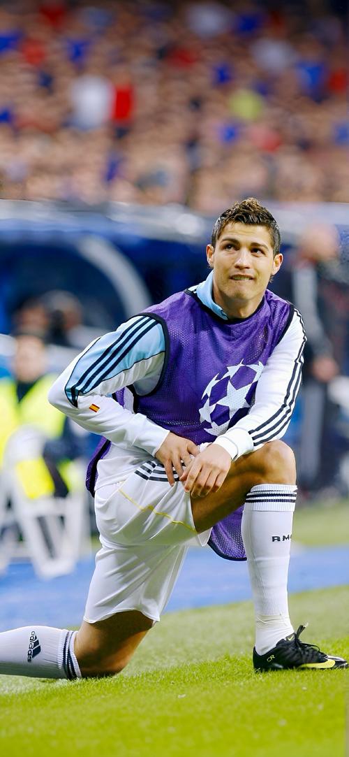 赵丽娜：走了70所学校，女孩踢球屈指可数；想让女孩踢球普及（赵丽娜：走访70所学校见踢球女孩寥寥，盼女足在女孩中普及）