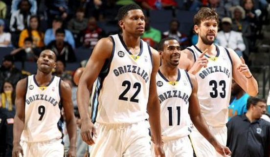 意甲前瞻：AC米兰联赛13轮不败，萨索洛近期火力出色（意甲前瞻：AC米兰联赛13场不败，萨索洛近来火力旺盛）