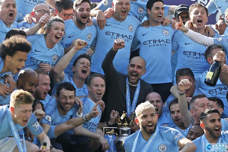 巴萨官方：受大雾影响，球队客战贝蒂斯的航班延误一小时（巴萨官宣：大雾致球队赴客战贝蒂斯航班延误一小时）