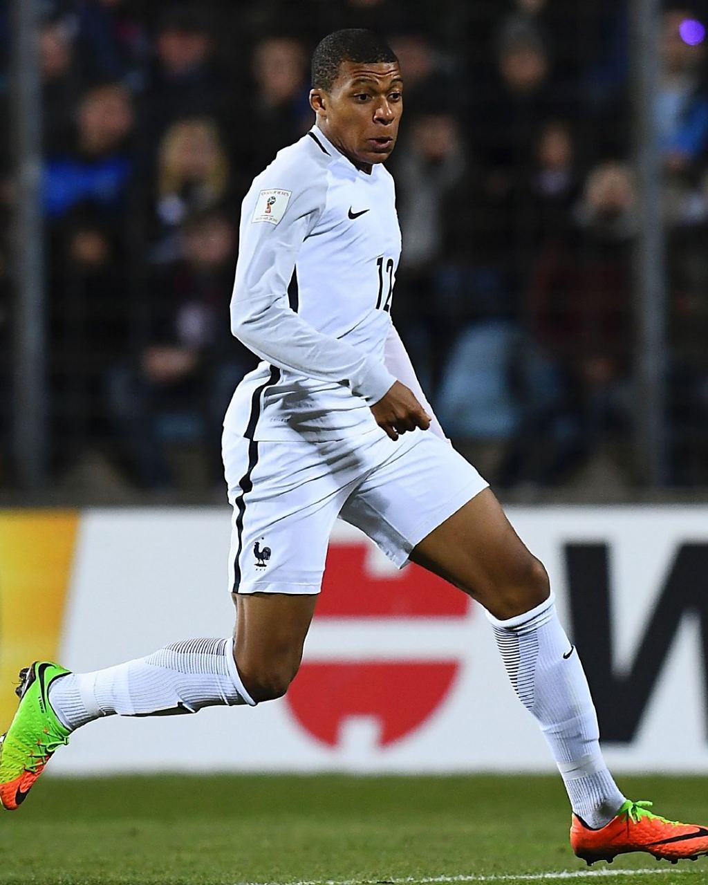 榜眼梦游11中1福克斯空砍25分，米切尔28+8，骑士送马刺交手6连败（榜眼手感低迷仅11投1中，福克斯25分难救主，米切尔28+8领军，骑士对马刺豪取交手6连胜）